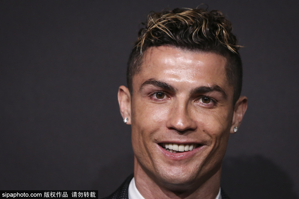 一家人整整齐齐！曼联官方晒25／26赛季合影：男女全队出镜（曼联发布25／26赛季全家福：男女一线队齐齐出镜）