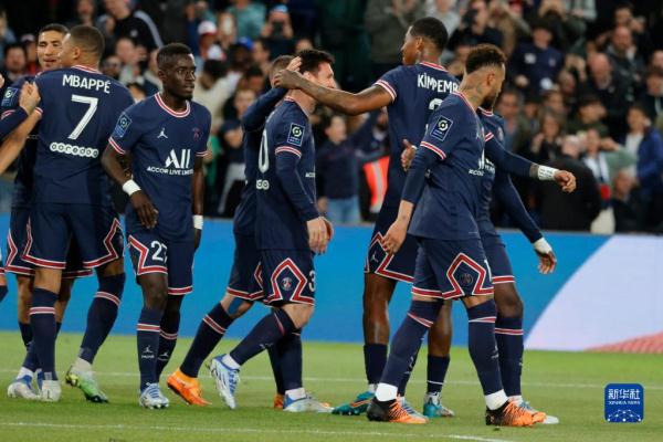 懂球妹采访：她是切尔西球迷，最喜欢阿扎尔和坎特