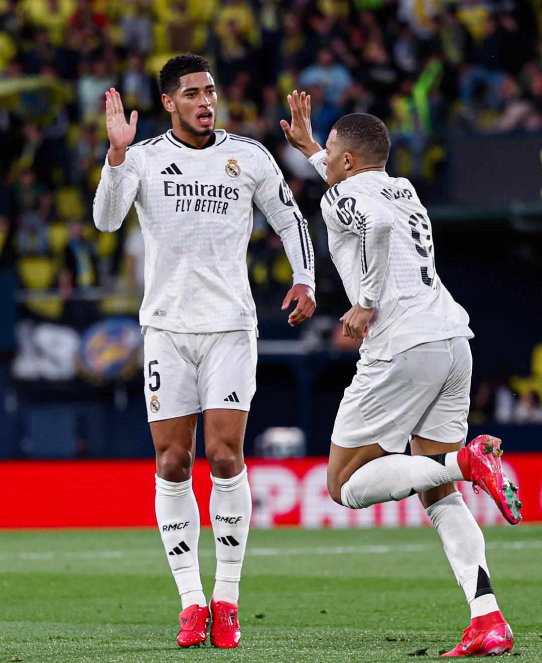 篮球篮网全队配合默契提升