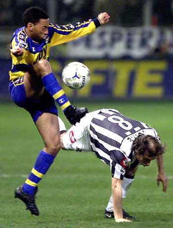 英超战报：蒂亚戈失绝平点，布莱顿2-1险胜布伦特福德（英超：蒂亚戈失点错失扳平，布莱顿2-1力克布伦特福德）